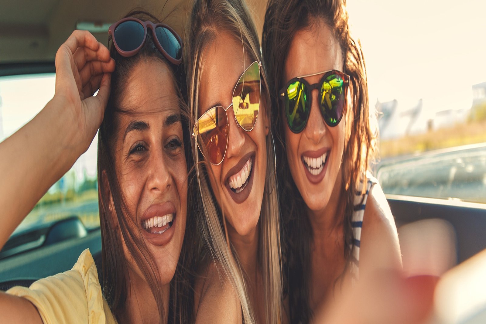 friends taking selfie 11zon